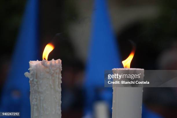 burning candles in a procession in jerez de la frontera in cadiz, spain - 聖週 個照片及圖片檔
