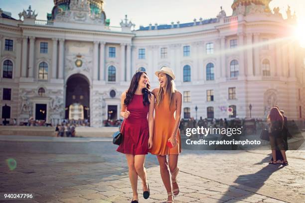 amigas felizes caminan y ríen juntos en el centro de viena - viena austria fotografías e imágenes de stock