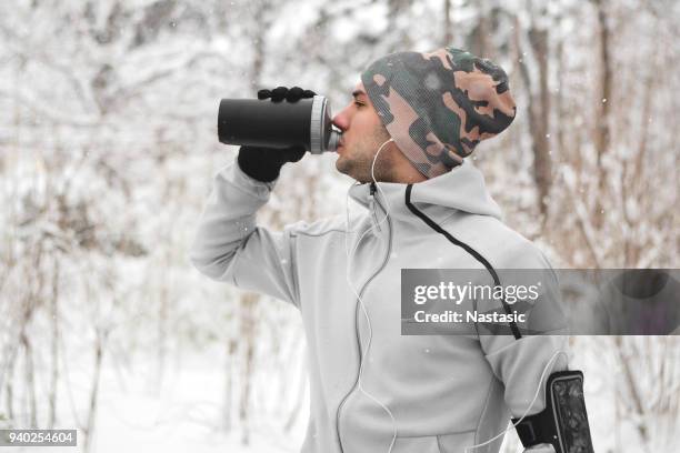 winter runner hydrating - running refreshment stock pictures, royalty-free photos & images