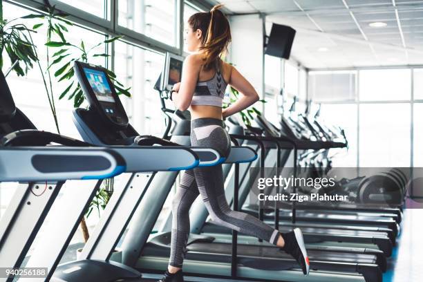 mulher de aptidão fazendo uma sessão de cardio em uma escada rolante - treadmill - fotografias e filmes do acervo