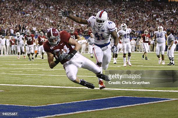 Colin Peek of the Alabama Crimson Tide catches a 17-yard touchdown reception in the third quarter against Ryan Stamper of the Florida Gators during...
