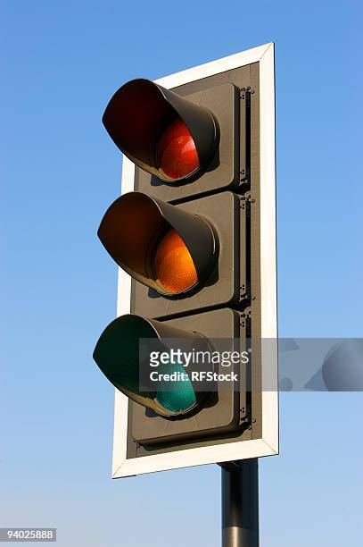 el semáforo en verde - stoplight fotografías e imágenes de stock