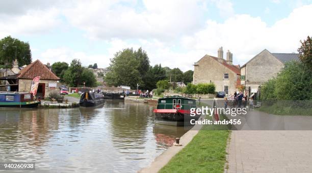 people and narrowboats at bradford wharf kennet and avon canal - west yorkshire stock pictures, royalty-free photos & images