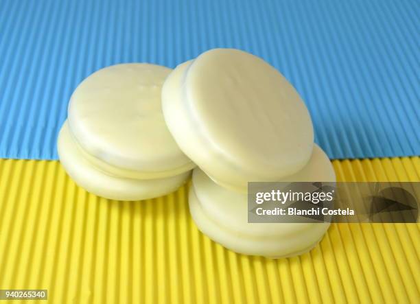 white chocolate alfajores stuffed with dulce de leche - leche stock pictures, royalty-free photos & images