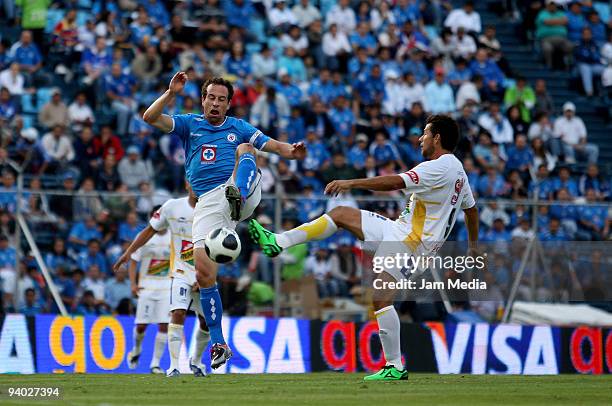 Gerardo Torrado of Cruz Azul vies for the ball with Miguel Sabah of Morelias' during their semifinals match as part of the 2009 Opening tournament in...