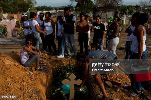 Relatives of Eduardo Hernandez are seen during the funeral ceremony at municipality cemetery of Valencia, Venezuela on March 30, 2018. On March 28, a...