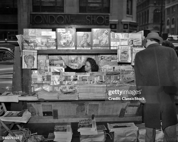 1940s MAGAZINE NEWSSTAND AT NIGHT CORNER 42ND STREET & MADISON AVENUE NEW YORK CITY USA