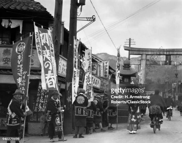 1930s GROUP OF MEN ADVERTISING AD PARADE TROOP HOLDING MARKETING ADVERTISING SIGNS AND BANNERS KOBE JAPAN