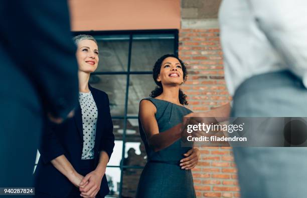 handdruk van zakelijke mensen - true events stockfoto's en -beelden