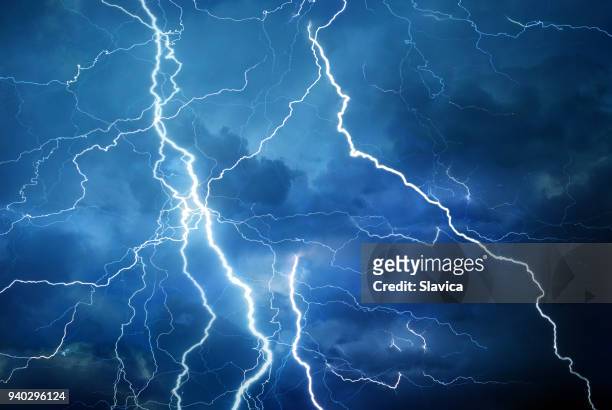 rayos durante la tormenta de verano - power in nature fotografías e imágenes de stock