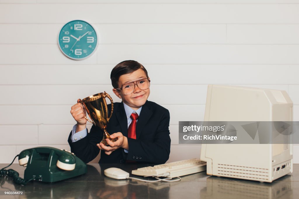 Jonge Retro Business jongen in Office met trofee