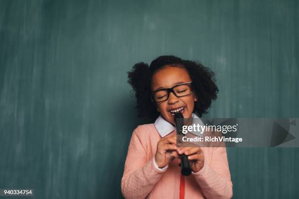 jungen retro nerd mädchen spielen recorder - blockflöte stock-fotos und bilder