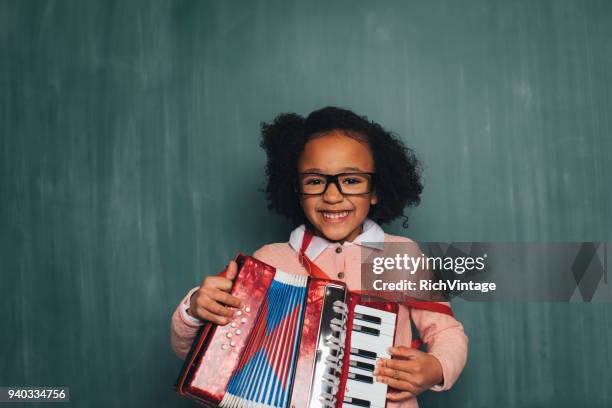 jonge retro nerd meisje spelen van accordeon - accordeon instrument stockfoto's en -beelden