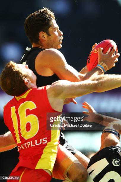 Levi Casboult of the Blues marks the ball against Rory Thompson of the Suns during the round two AFL match between the Carlton Blues and the Gold...