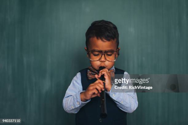 jungen retro nerd boy spielen recorder - blockflöte stock-fotos und bilder