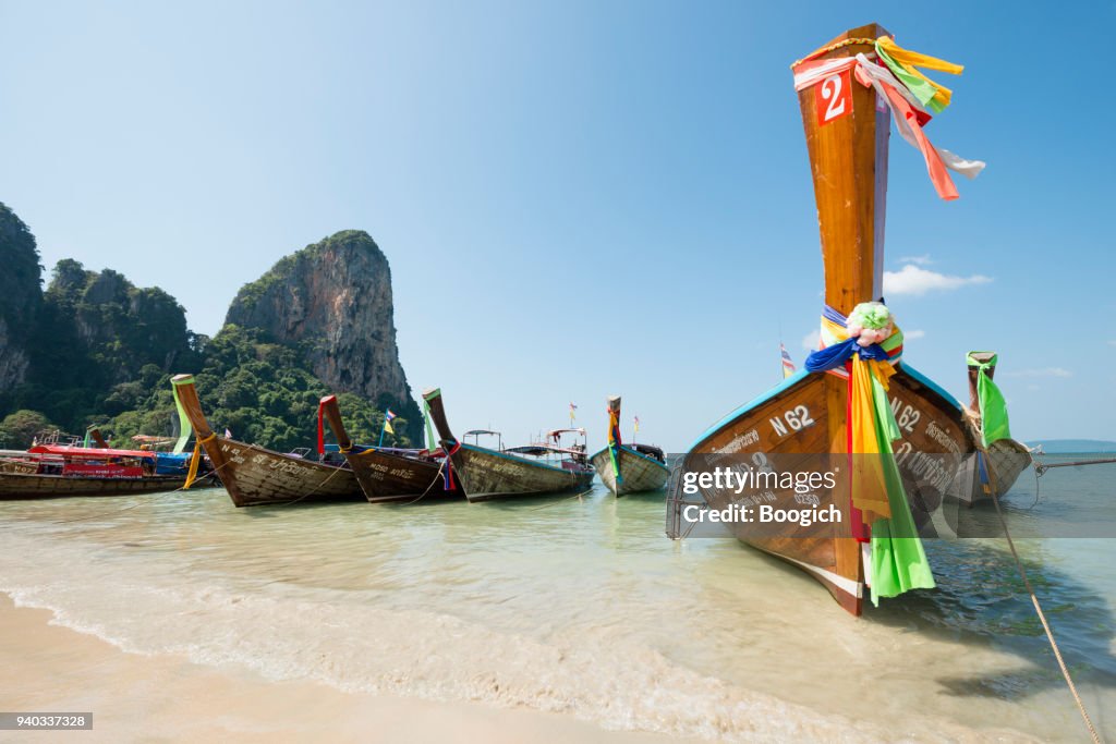 Barche tradizionali thailandesi a coda lunga sulla spiaggia di Railay in Thailandia