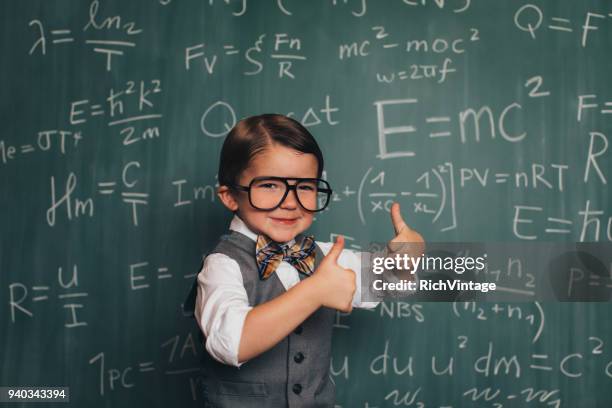 jeune professeur de nerd de mathématiques en salle de classe - einstein photos et images de collection