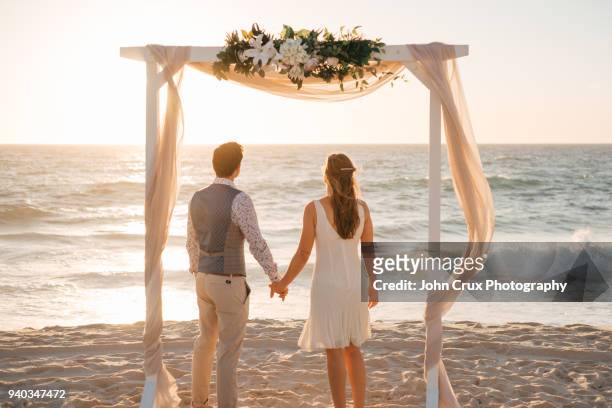 perth beach wedding couple - beach wedding fotografías e imágenes de stock