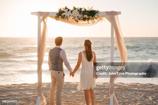 perth beach wedding couple - engaged sunset stockfoto's en -beelden