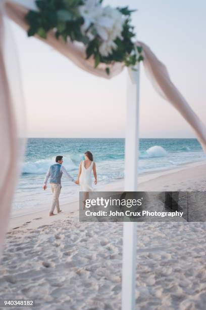 couple on the beach - australia marriage stockfoto's en -beelden