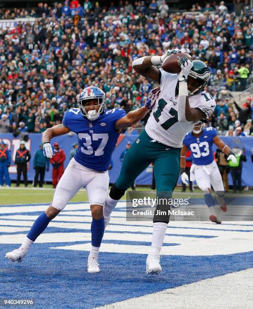 Alshon Jeffery of the Philadelphia Eagles in action against Ross Cockrell of the New York Giants on December 17, 2017 at MetLife Stadium in East...