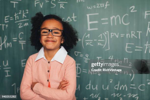 junge mathe-nerd-mädchen im klassenzimmer - einstein stock-fotos und bilder