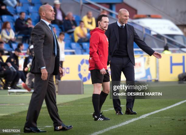 Las Palmas' coach Paco Jemez and Real Madrid's French coach Zinedine Zidane stand on the sideline during the Spanish League football match between UD...