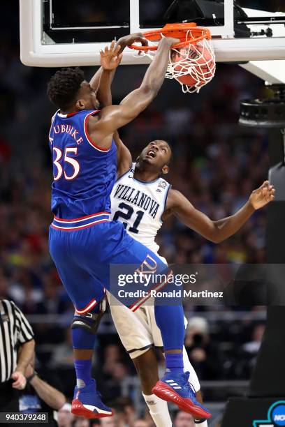 Udoka Azubuike of the Kansas Jayhawks dunks against Dhamir Cosby-Roundtree of the Villanova Wildcats in the first half during the 2018 NCAA Men's...