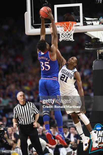 Udoka Azubuike of the Kansas Jayhawks goes up for a dunk against Dhamir Cosby-Roundtree of the Villanova Wildcats in the first half during the 2018...