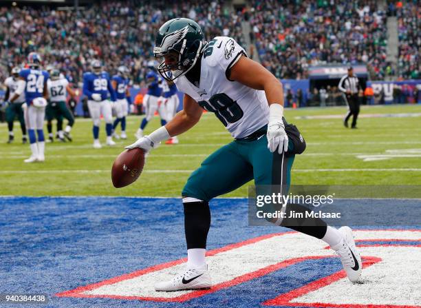 Trey Burton of the Philadelphia Eagles celebrates a touchdown against the New York Giants on December 17, 2017 at MetLife Stadium in East Rutherford,...