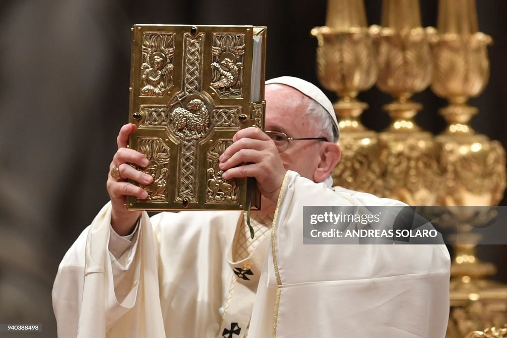 VATICAN-POPE-MASS-EASTER-VIGIL