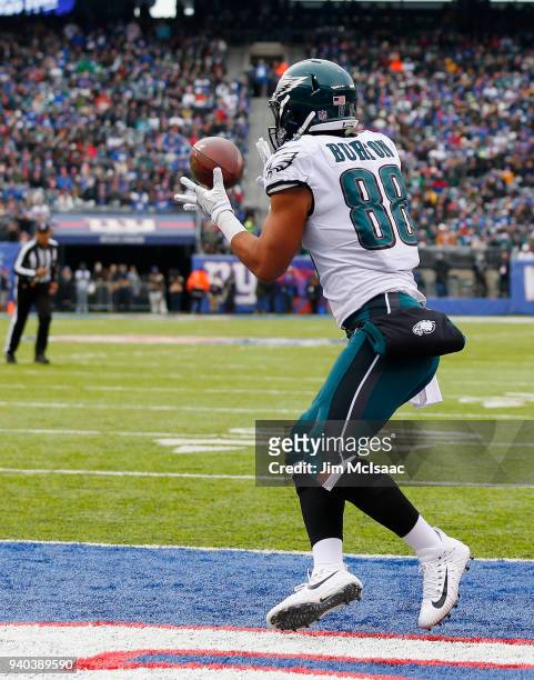 Trey Burton of the Philadelphia Eagles catches a touchdown against the New York Giants on December 17, 2017 at MetLife Stadium in East Rutherford,...