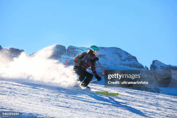 vrouw sneeuw skiër skiën op zonnige skigebied amateur wintersporten. hoge besneeuwde bergwereld.  italiaanse alpen berg van de dolomieten madonna di campiglio, italië. - extreem skiën stockfoto's en -beelden