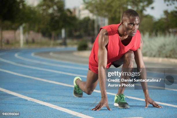 male athlete preparing to run on all-weather running track, barcelona, spain - all weather running track fotografías e imágenes de stock