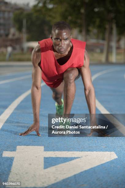 male athlete preparing to run on all-weather running track, barcelona, spain - all weather running track fotografías e imágenes de stock