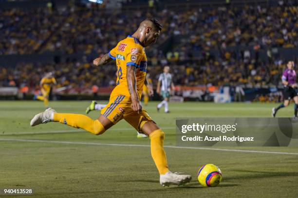 Ismael Sosa of Tigres kicks the ball during the 13th round match between Tigres UANL and Leon as part of the Torneo Clausura 2018 Liga MX at...