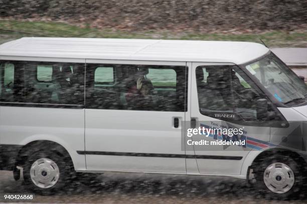 autobus scolaire dans des chutes de neige - child in heavy traffic photos et images de collection