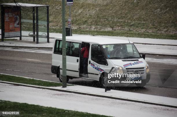 bustrade in sneeuwval - cross road children stockfoto's en -beelden