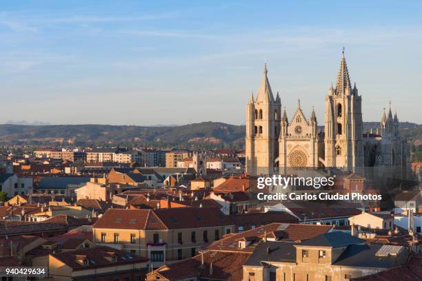 the catedral of santa maria and the old town of leon (spain) at sunset - leon fotografías e imágenes de stock