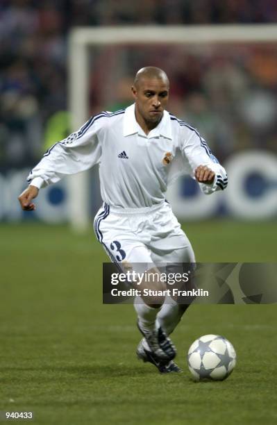 Roberto Carlos of Real Madrid runs with the ball during the UEFA Champions League quarter-final first leg match between Bayern Munich and Real Madrid...