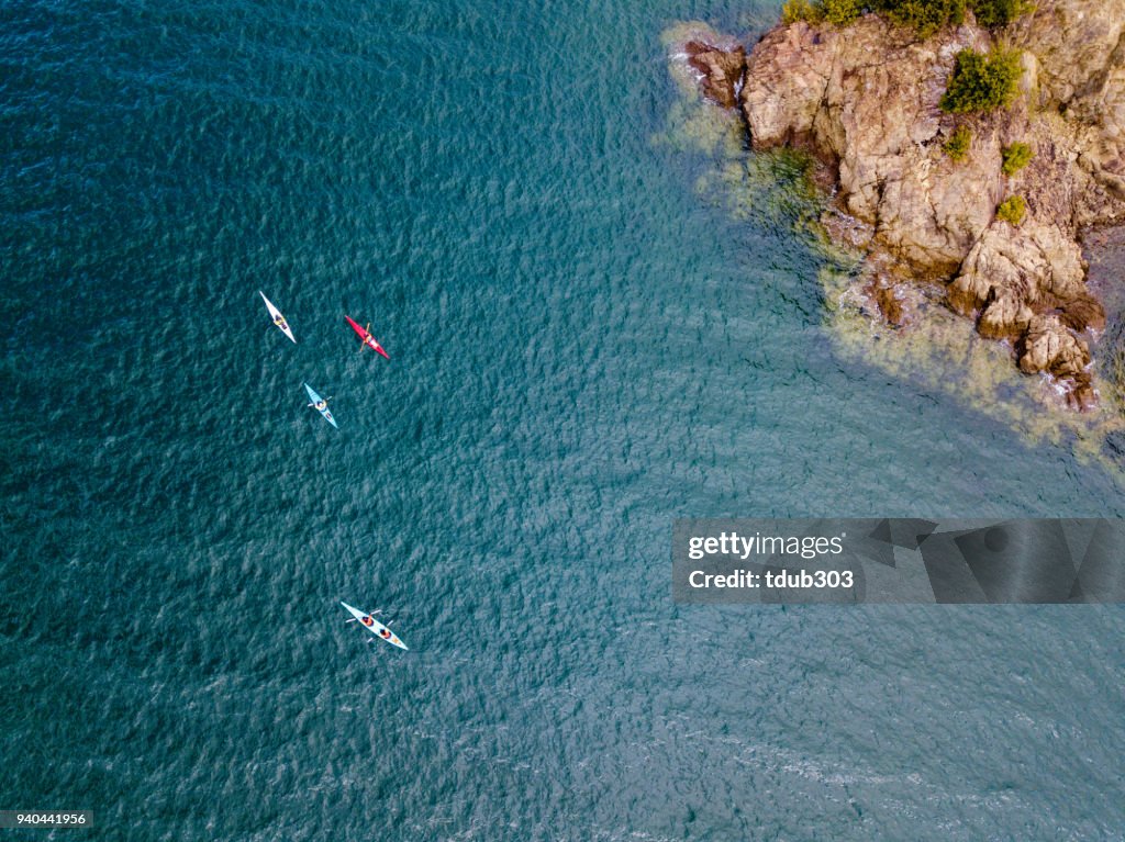 Foto aérea de um pequeno grupo de povos mar caiaque