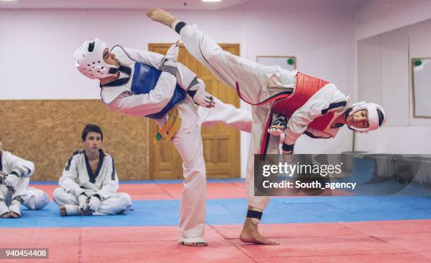 enfants apprendre la self-défense - taekwondo photos et images de collection