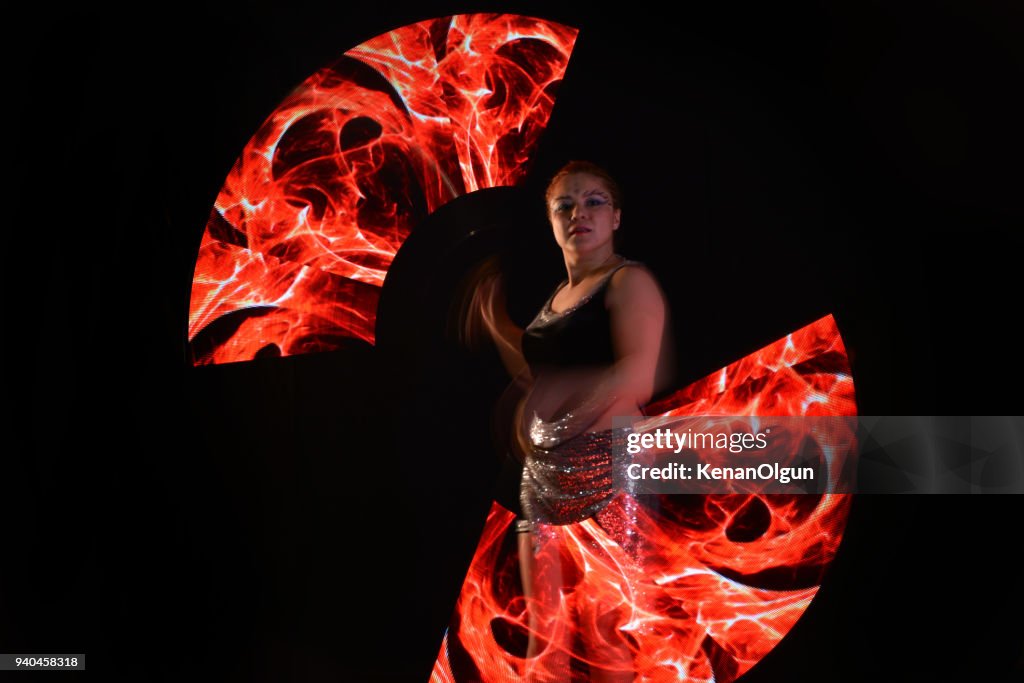 LED Poi. Leistung, Tänzerin in led-Anzügen mit LED Lampe-Lasershow