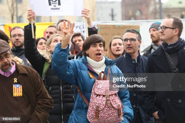 Woman shows the sign of the catalan flag. Some dozens of catalans and sympathisers rallied demanding freedom for catalan prisoners and Carles...