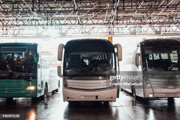 bussen binnen busstation - busstation stockfoto's en -beelden