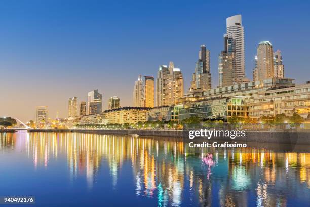 argentinië buenos aires skyline puerto madero bij nacht - puente de la mujer stockfoto's en -beelden