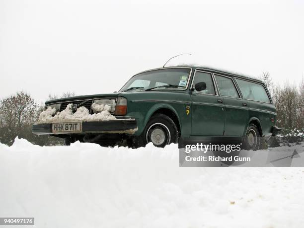 volvo 245 estate in snow - volvo fotografías e imágenes de stock