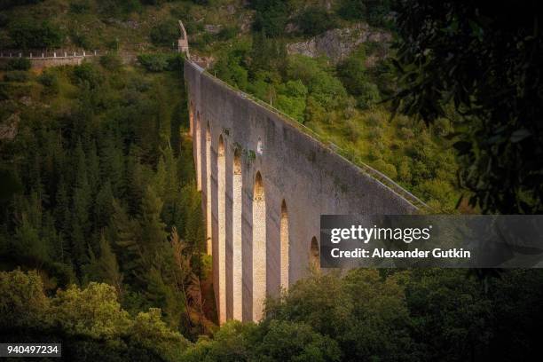 ponte delle torri, spoleto aqueduct, italy - aqueduct stockfoto's en -beelden