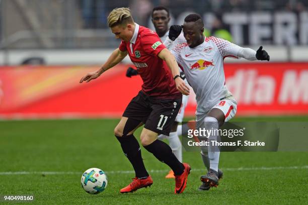 Felix Klaus of Hannover and Naby Keita of Leipzig fight for the ball during the Bundesliga match between Hannover 96 and RB Leipzig at HDI-Arena on...