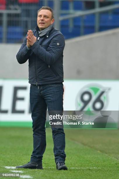 Head coach Andre Breitenreiter of Hannover looks on during the Bundesliga match between Hannover 96 and RB Leipzig at HDI-Arena on March 31, 2018 in...